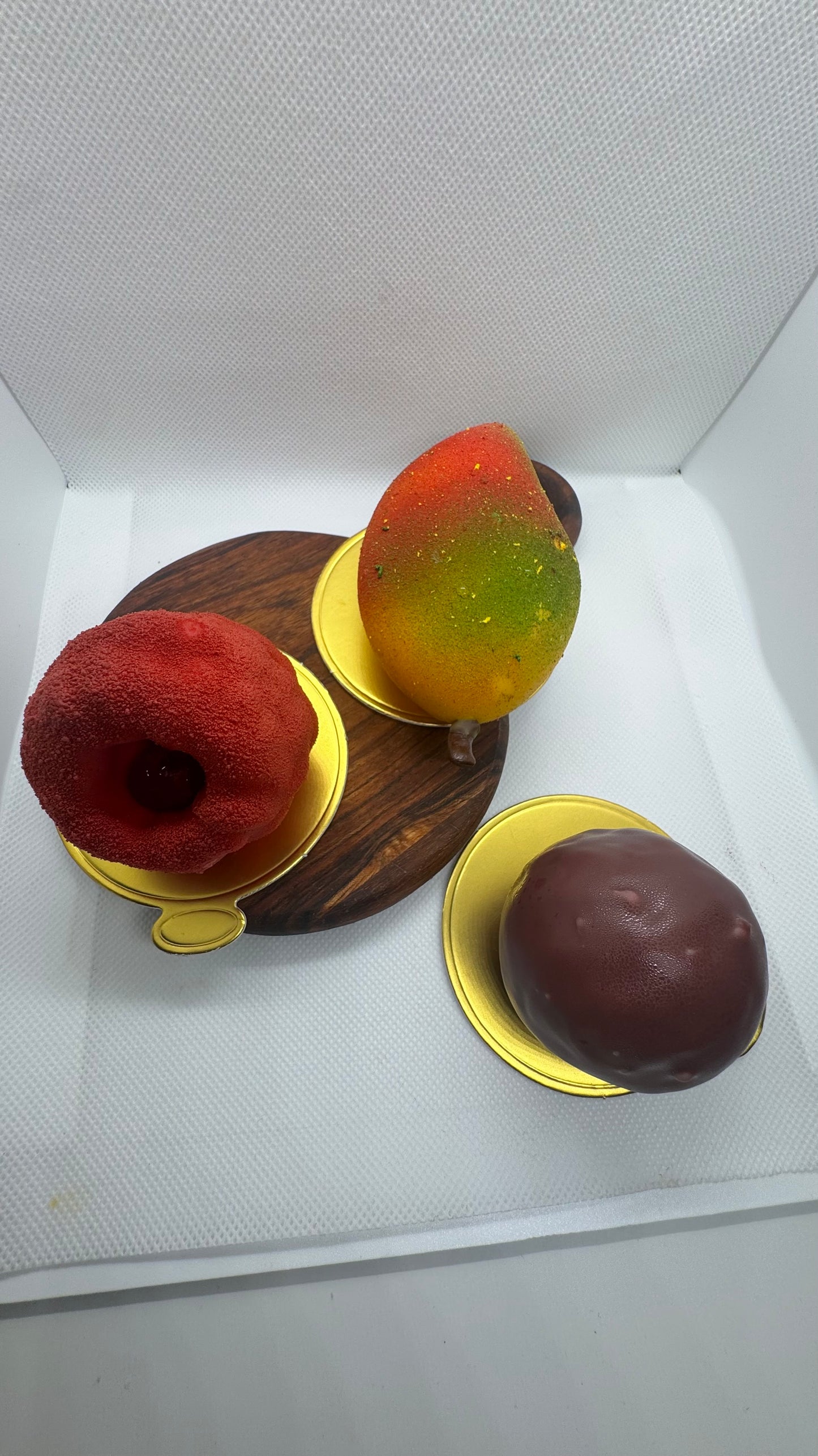 Exklusiva Trompe l´oeil fruktbox med Hallon , Mango, Passion, 🍎 , Björnbär, Pumpa 🎃