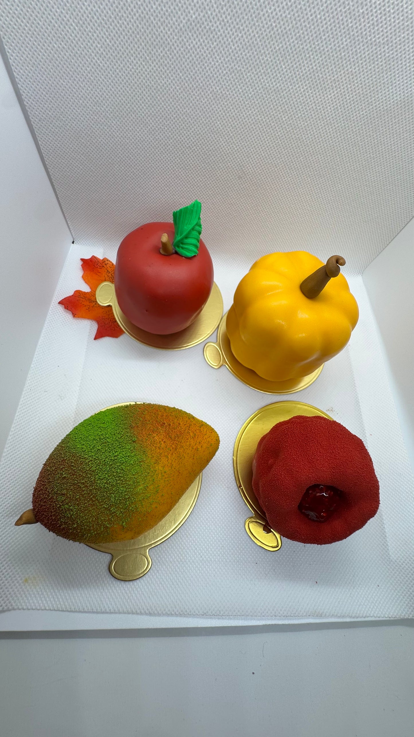 Exklusiva Trompe l´oeil fruktbox med Hallon , Mango, Pumpa, Äpple 🍎