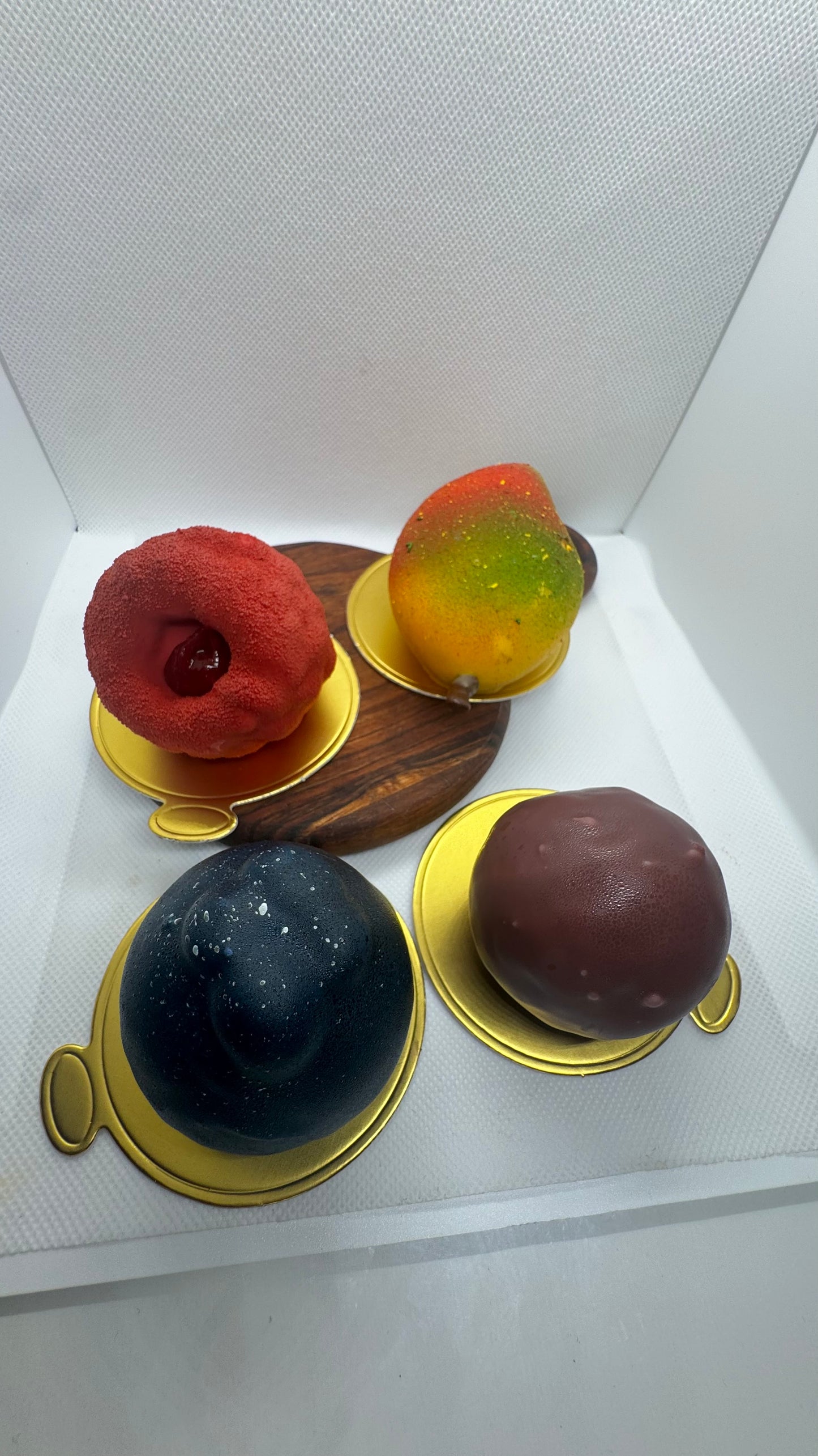 Exklusiva Trompe l´oeil fruktbox med  Hallon , Mango, blåbär, Passion