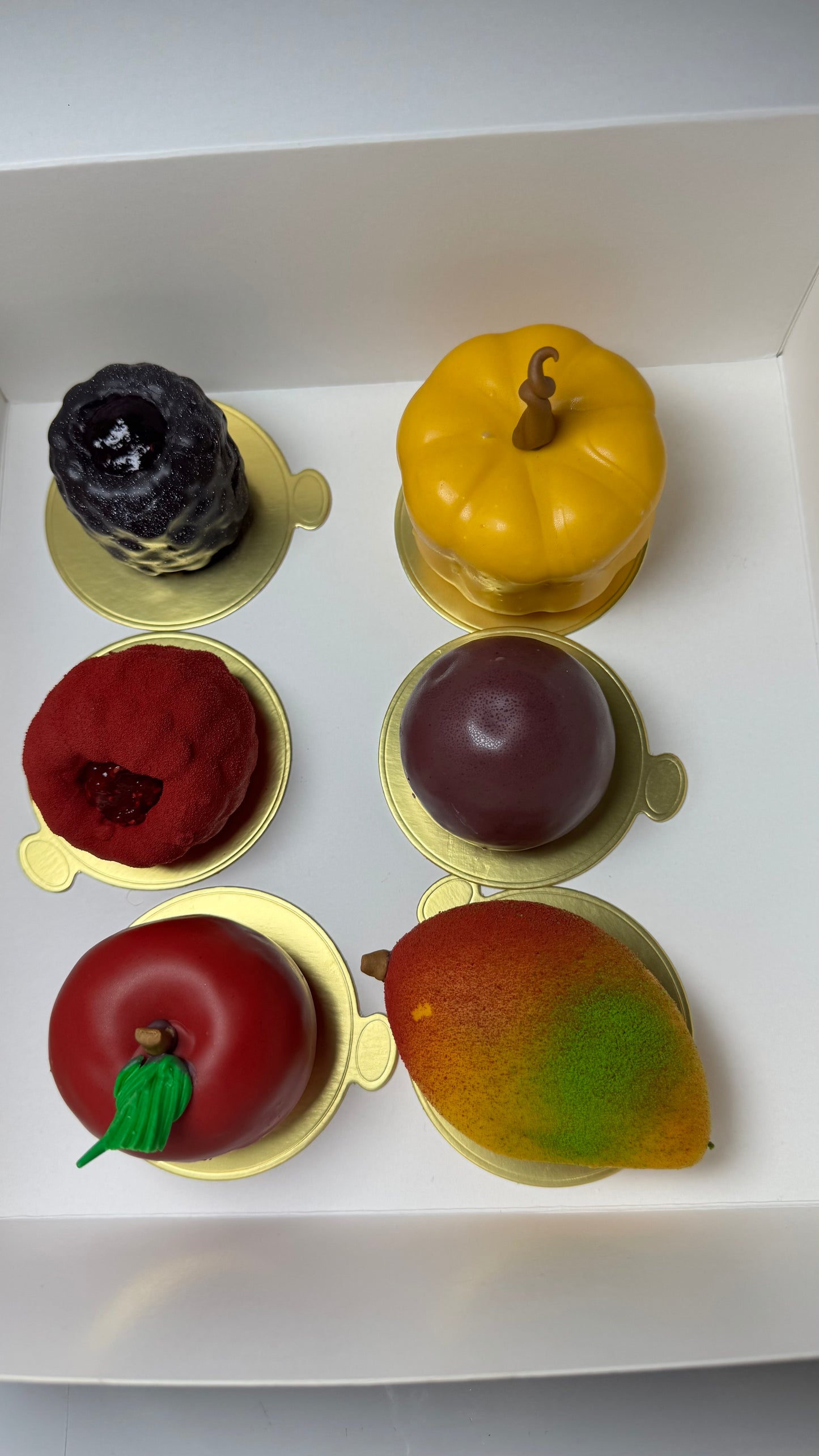 Exklusiva Trompe l´oeil fruktbox med  Hallon , Mango, Passion, 🍎 , Björnbär, Pumpa 🎃