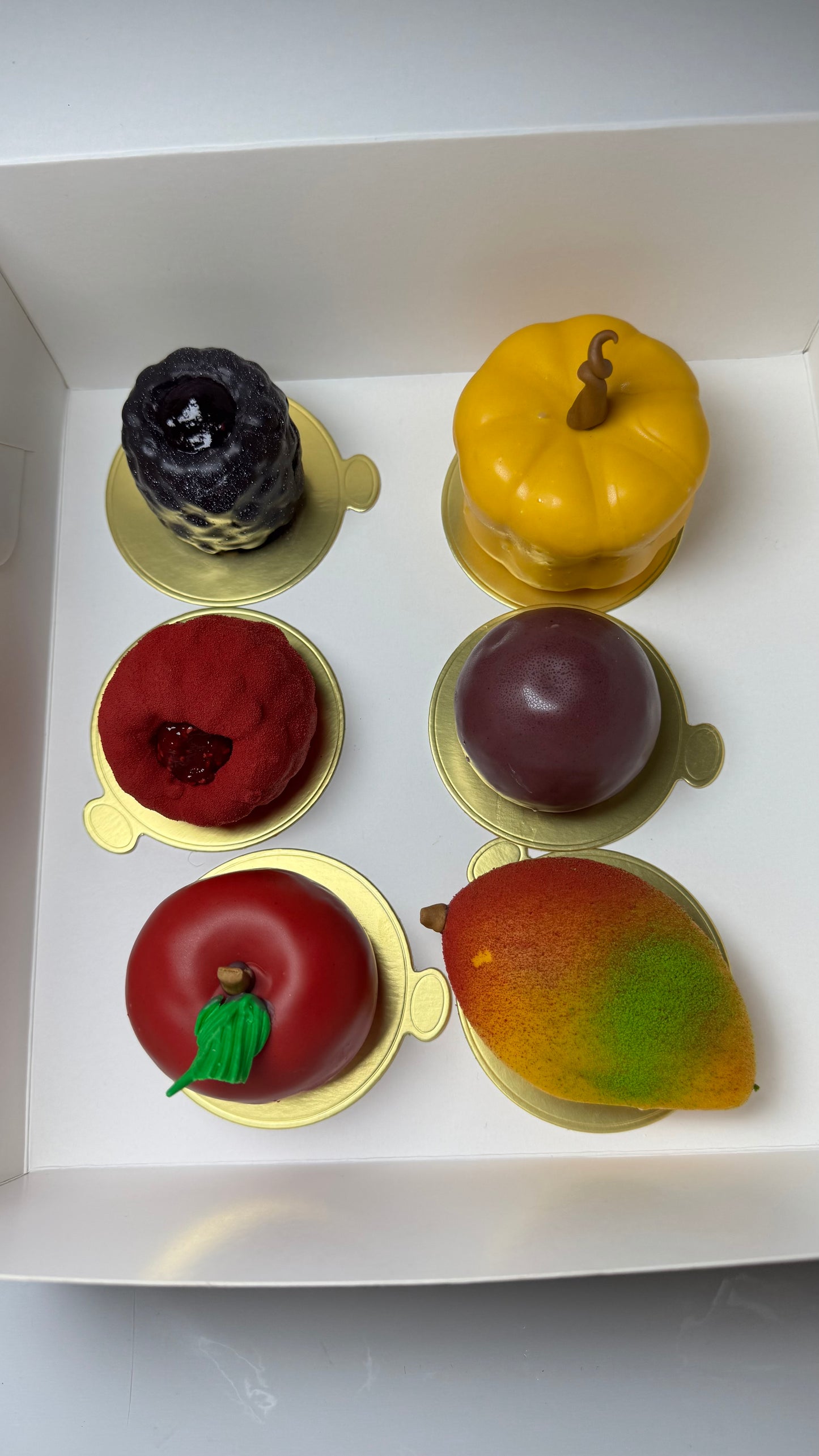 Exklusiva Trompe l´oeil fruktbox med  Hallon , Mango, Passion, 🍎 , Björnbär, Pumpa 🎃